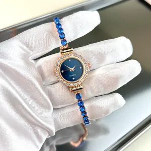 Vista ravvicinata dettagliata dell'orologio da donna al quarzo con cinturino in cristallo.