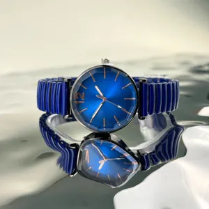 Reloj de cuarzo azul para mujer con esfera minimalista y correa elástica extensible cómoda.