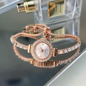 Dettaglio orologio al quarzo con bracciale in strass oro rosa, lunetta con cristalli, catena.