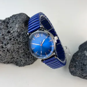 Elegante reloj de cuarzo para mujer con esfera azul y pulsera elástica muy cómoda