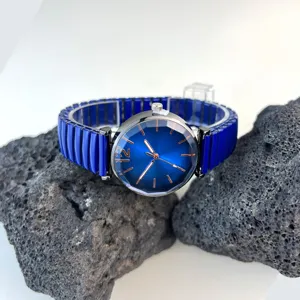 Reloj de cuarzo para mujer con esfera azul cristal facetado y pulsera elástica de metal