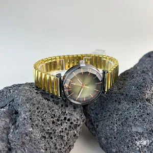 Reloj de cuarzo para mujer con correa elástica dorada y esfera degradada facetada.
