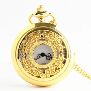 Vista ravvicinata dettagliata di un orologio da tasca dorato con motivo floreale e catena
