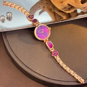 Detailansicht der eleganten Damen QuarzUhr mit Roségold Armband und violettem Zifferblatt.