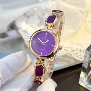 Nahaufnahme einer Damen-Quarzuhr, violettes Zifferblatt, einzigartiges Armbanddesign.