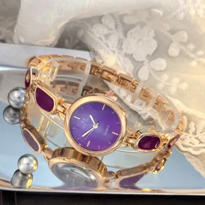 Exquisite Quarzarmbanduhr mit violettem Zifferblatt und goldenem Armband, Detailansicht.