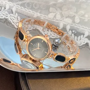 Detaillierte Ansicht der Damen unregelmäßigen Armband-Quarzuhr mit Sonnenstrahl-Zifferblatt.