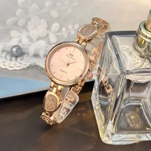 Damen Roségold Quarzuhr mit einzigartigem unregelmäßigem Gliederarmband und elegantem Zifferblatt.