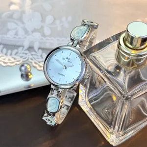 Elegante Damen Quarzuhr mit unregelmäßigem Armband, hellblauem Zifferblatt und stilvollem Design.