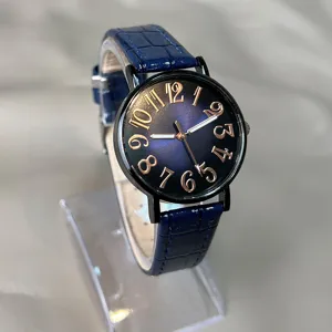 Reloj de cuarzo para mujer con esfera degradada y correa de cuero azul en detalle