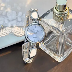 Elegante Damen Quarz Armbanduhr mit unregelmäßigem Armband und silbernem Zifferblatt.