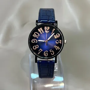 Detalle reloj de cuarzo mujer esfera degradada, correa cuero azul, numeros grandes.