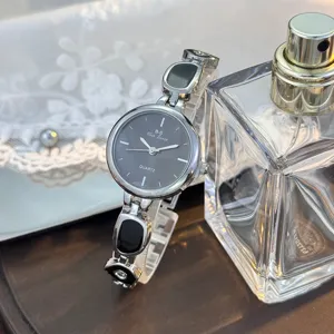 Elegante Damen Quarzuhr mit schwarzem runden Zifferblatt und unregelmässigem Silber Armband.