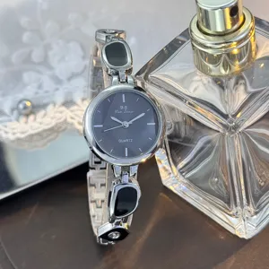 Elegante Damen Quarzhuhr mit unregelmaessigem silbernen Armband und schickem runden Zifferblatt.