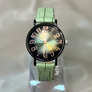 Reloj de cuarzo para mujer con correa de piel verde y esfera degradada muy elegante.