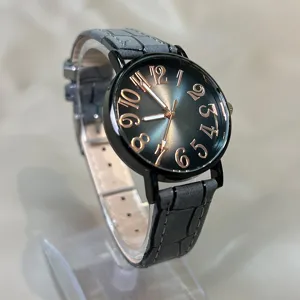 Reloj de cuarzo para mujer con correa de cuero gris y elegante esfera solar moderna