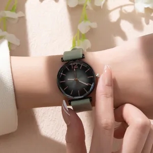 Reloj de cuarzo informal de silicona verde para mujer vista detallada de esfera y correa.
