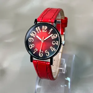 Reloj de cuarzo para mujer con esfera degradada roja, caja negra y correa de cuero rojo.