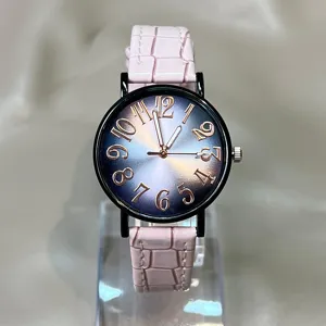 Primer plano reloj mujer cuarzo, esfera degradada, correa piel rosa, diseño elegante y fino.