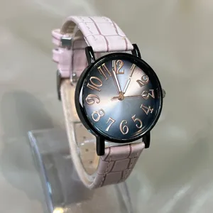 Reloj de cuarzo para mujer con correa de piel con motivo de cocodrilo rosa y esfera degradada.