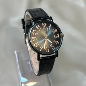 Reloj de cuarzo para mujer con esfera degradada y correa de piel negra vista detallada.