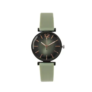 Primer plano detallado de la correa de silicona verde y la esfera degradada del reloj de mujer.