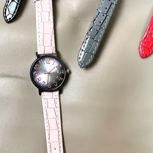 Reloj de cuarzo para mujer con correa rosa y esfera degradada diseño muy elegante.