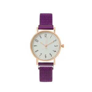 Detailansicht der lila Mesh Armband Quarzuhr mit Roségold Gehäuse und strukturiertem Zifferblatt.