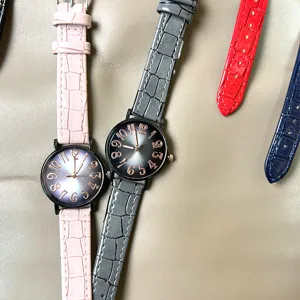 Reloj de cuarzo para mujer con esfera degradada y correa de piel, accesorio elegante.