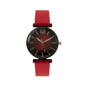 Primer plano de reloj de cuarzo para mujer con correa roja y esfera oscura diaria.