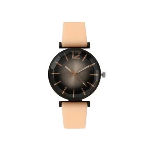 Vista detallada del reloj de mujer con esfera negra degradada y correa de silicona suave.