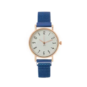 Minimalistische Damen Quarzuhr Detail, Roségold Gehäuse, blaues Mesh Armband, weißes Zifferblatt.