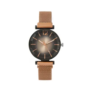 Primo piano di un orologio da donna con quadrante sfumato nero e cinturino in maglia oro rosa.