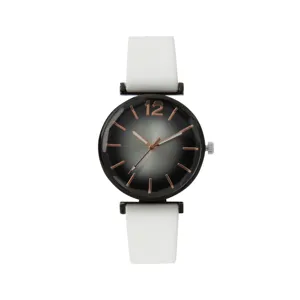 Primer plano detallado de reloj de pulsera para mujer con esfera negra degradada y correa blanca.