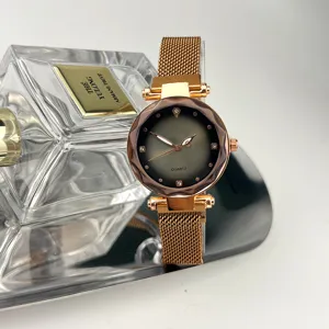 Nahaufnahme der Damen QuarzUhr mit Roségold Mesh Magnetarmband und Farbverlauf Zifferblatt.