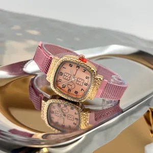 Quadratische Damenuhr mit rosa Mesh Magnetarmband und gemusterter Lünette modisch elegantes Design.