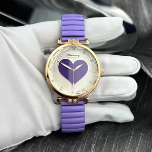 Elegante Damen Quarzuhr mit violettem Elastikarmband, Herz-Zifferblatt und Strasssteinen.