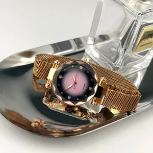 Detailaufnahme einer roségoldenen Quarzuhr mit Farbverlauf-Zifferblatt und Mesh-Armband.