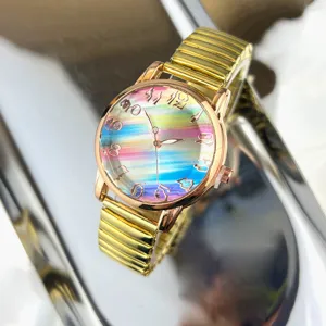 Detailaufnahme einer Damen Quarzur mit buntem Regenbogen Zifferblatt und flexiblem Metallarmband.