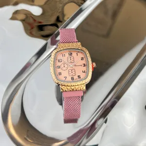 Quadratische Damenuhr Quarz mit pinkem Mesh-Armband und goldener Texturlünette Candy Stil