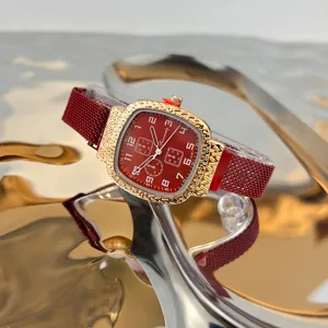 Eckige Damen Quarzuhr mit rotem Mesh-Armband sowie goldener strukturierter Lünette.