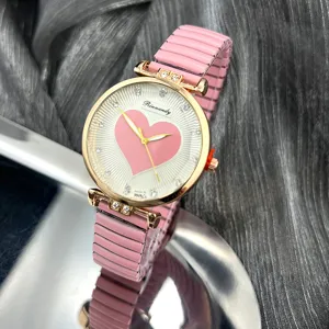 Modische rosa Quarzarmbanduhr mit elastischem Band und suessem Herz-Zifferblatt.