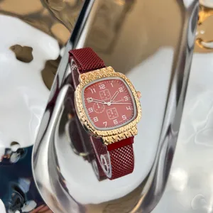 Quadratische Damenuhr mit rotem Mesh-Magnetarmband und goldener texturierter Lünette, elegante Quarzuhr.