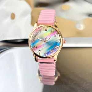 Nahaufnahme des bunten Regenbogen-Zifferblatts Quarzuhr mit rosa Stretch-Armband.