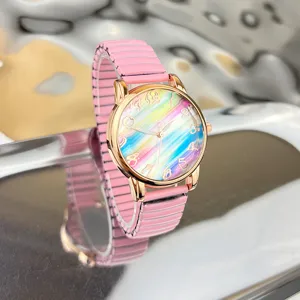 Nahaufnahme des farbenfrohen Regenbogen-Zifferblatts und des rosa elastischen Quarzarmbands.