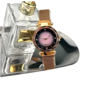 Modische Damen Quarzuhr mit Farbverlauf Zifferblatt und Roségold Mesh Magnetarmband.