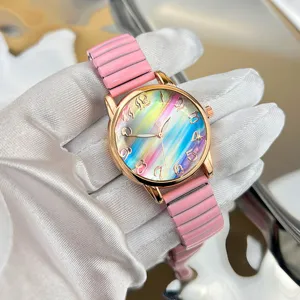 Rosa elastisches Band Quarzuhr für Damen mit buntem Regenbogen Zifferblatt Roségold.