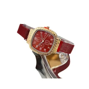Eckige Damen Quarzuhr mit rotem Milanese Armband und goldenem Gehaeuse, Hauptansicht vorne.