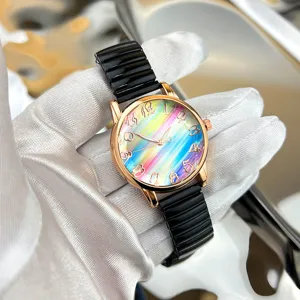 Modische Regenbogen Quarzuhr mit elastischem Band, Roségoldgehäuse und buntem Zifferblatt.