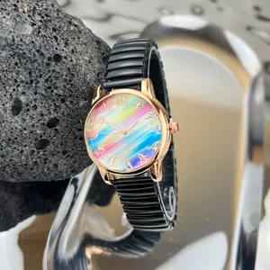 Damen Quarzuhr mit buntem Regenbogen Zifferblatt Roségold Gehäuse und schwarzem Dehnband.